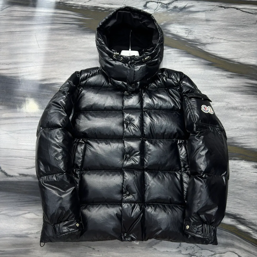 P390 Moncler/ 2026 70 、 。 DNA ， ， 。 Classic ， 、 。 Classic 70 。 Quality， 90 ，Premium Quality ， ，Black ！ Sizes M-3XL